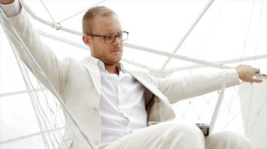 Salıncakta oturan işadamı