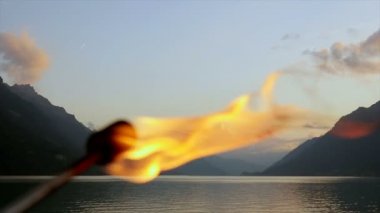 Geceleri yanan meşale ışığı