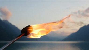 Geceleri yanan meşale ışığı
