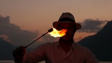 Genç adam alev meşale ile ateş gösterisi gerçekleştirme