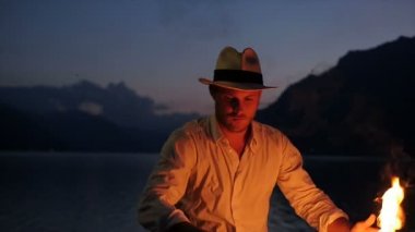 Genç adam alev meşale ile ateş gösterisi gerçekleştirme