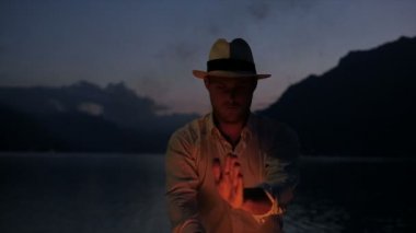 Genç adam alev meşale ile ateş gösterisi gerçekleştirme