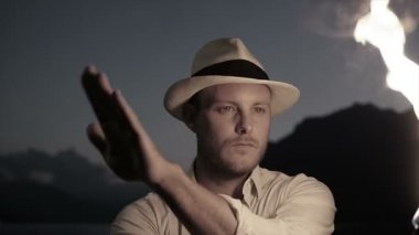 Genç adam alev meşale ile ateş gösterisi gerçekleştirme