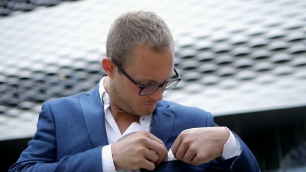 Guapo hombre de negocios caucásico en gafas y traje — Vídeos de Stock