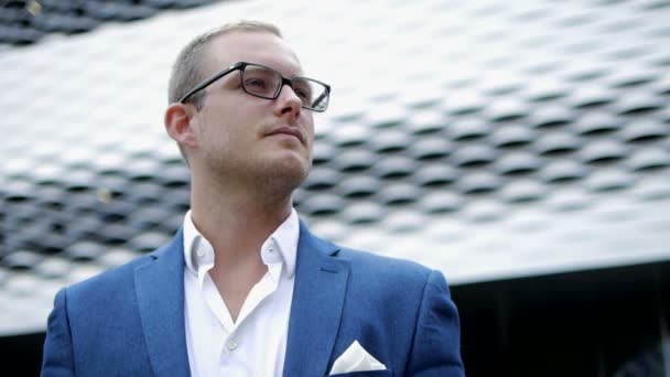 Schöner kaukasischer Geschäftsmann in Brille und Anzug — Stockvideo