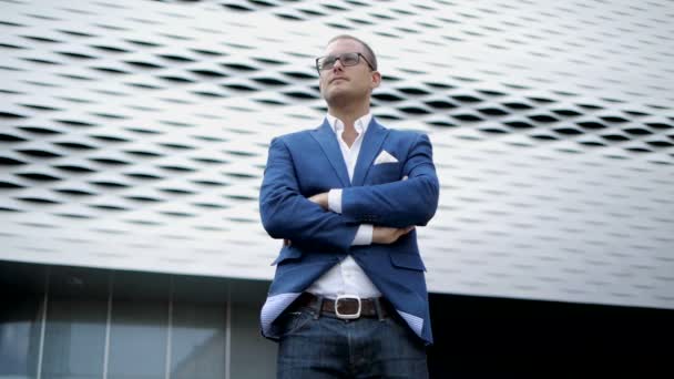 Young businessman in glasses and suit with crossed hands on the chest — Stock Video