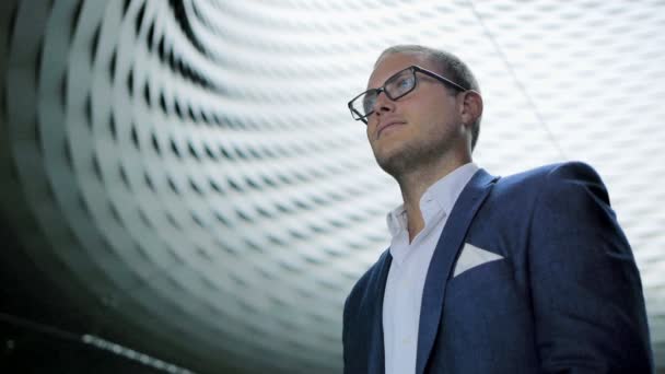 Joven hombre de negocios feliz en gafas y traje — Vídeos de Stock