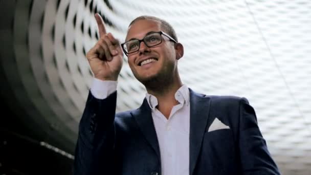 Joven hombre de negocios en gafas y traje explicando — Vídeos de Stock