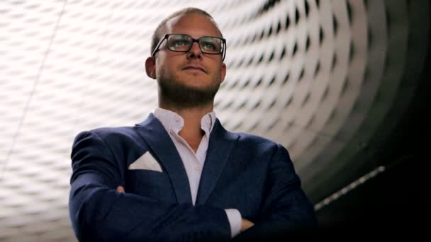 Joven hombre de negocios en gafas y traje explicando — Vídeos de Stock