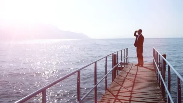 Empresário em pé na ponte de madeira — Vídeo de Stock