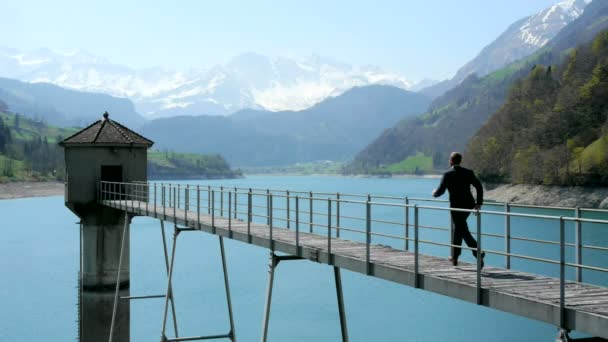 Homme d'affaires marchant sur le pont — Video