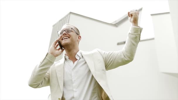 Happy caucasian businessman enjoying positive business conversation on the phone — Stock Video