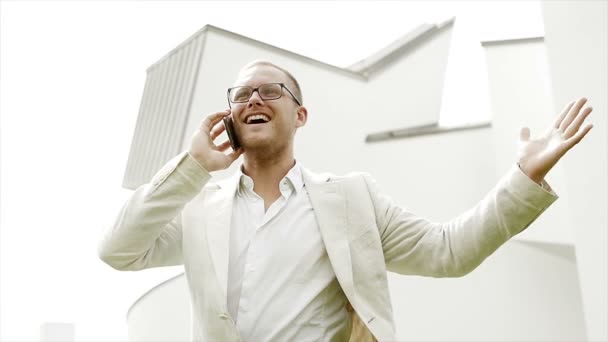 Empresário caucasiano feliz desfrutando de conversa de negócios positiva no telefone — Vídeo de Stock