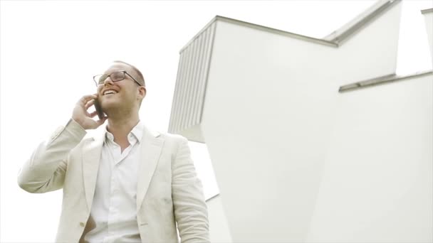 Empresário caucasiano feliz desfrutando de conversa de negócios positiva no telefone — Vídeo de Stock