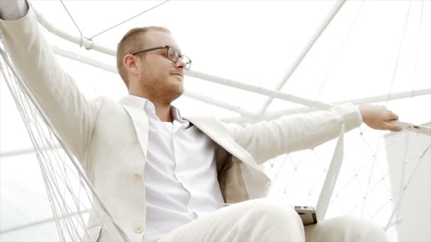 Businessman sitting on swing — Stock Video