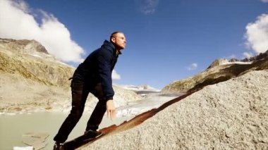 Uzun yürüyüşe çıkan kimse yalnız dağda yürüyüş