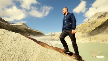 Uzun yürüyüşe çıkan kimse yalnız dağda yürüyüş