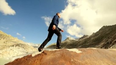 Uzun yürüyüşe çıkan kimse yalnız dağda yürüyüş