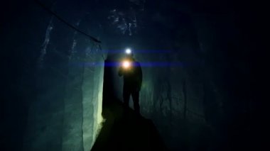 El feneri ile buzul mağara keşfetmek bilim adamı