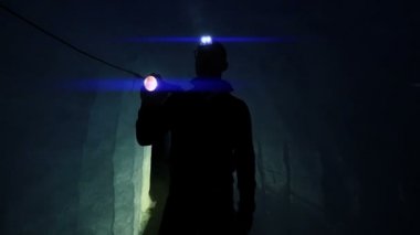 El feneri ile buzul mağara keşfetmek bilim adamı