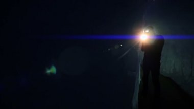 El feneri ile buzul mağara keşfetmek bilim adamı