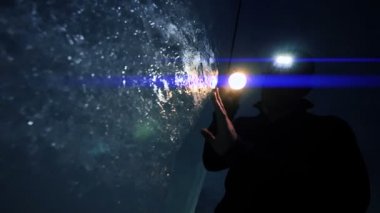 El feneri ile buzul mağara keşfetmek bilim adamı