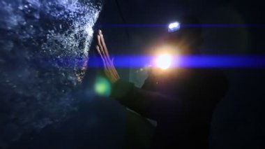 El feneri ile buzul mağara keşfetmek bilim adamı