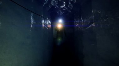 El feneri ile buzul mağara keşfetmek bilim adamı