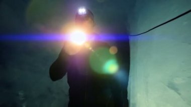 El feneri ile buzul mağara keşfetmek bilim adamı