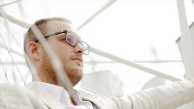 Hızıyla oturan adam