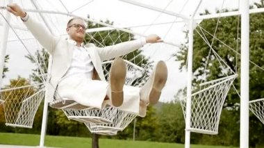 Hızıyla oturan adam