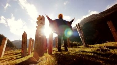 Beyaz delikanlı enerjik manevi arabuluculuk töreni yapmak