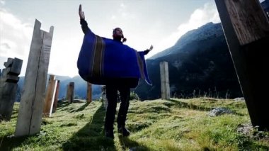 Beyaz delikanlı enerjik manevi arabuluculuk töreni yapmak