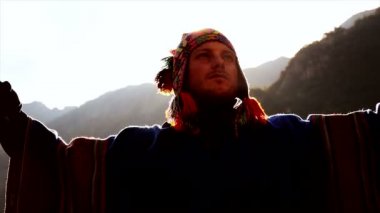 Beyaz delikanlı enerjik manevi arabuluculuk töreni yapmak