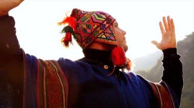 Beyaz delikanlı enerjik manevi arabuluculuk töreni yapmak