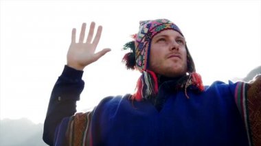 Beyaz delikanlı enerjik manevi arabuluculuk töreni yapmak