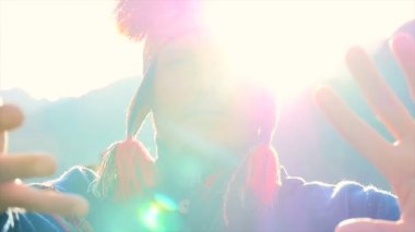 Beyaz delikanlı enerjik manevi arabuluculuk töreni yapmak