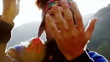 Beyaz delikanlı enerjik manevi arabuluculuk töreni yapmak