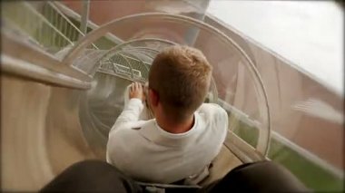 Mutlu delikanlı eğleniyor aşağı slayt üzerinde kayan