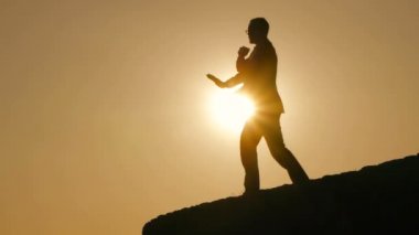 Adam gölge boks gün batımında