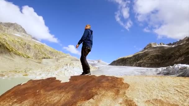 Caminante caminando solo en la montaña — Vídeo de stock