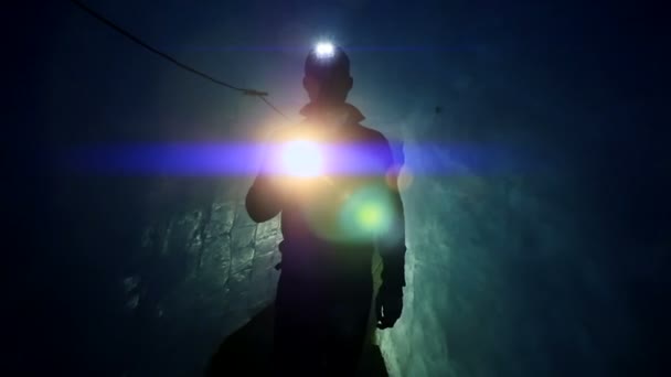 Forskare att utforska glaciären grotta med ficklampa — Stockvideo