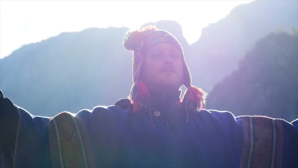 Junger kaukasischer Mann macht energetische spirituelle Vermittlungszeremonie — Stockvideo