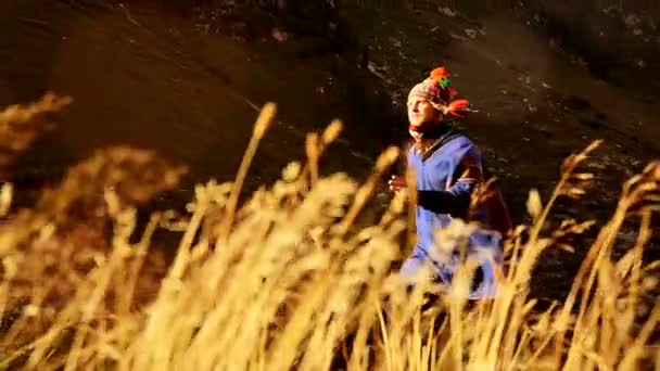 Manevi el hareketleri yapıyor rüzgara karşı koşan şaman adam — Stok video