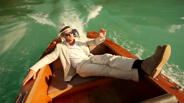 Homme chevauchant sur un bateau — Video