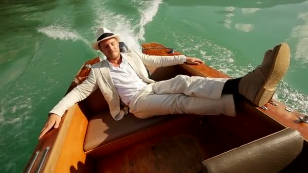 Homem montando em um barco — Vídeo de Stock