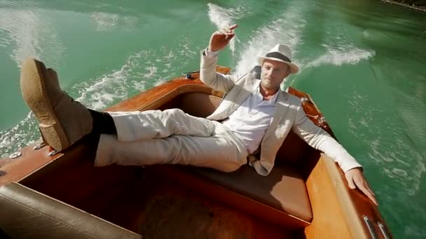 Homme chevauchant sur un bateau — Video