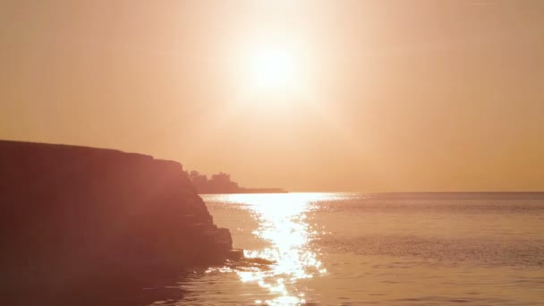 Silhouette di un uomo in piedi e guardando sul lago — Video Stock