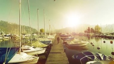 Yat ve tekne arasında yürüyen genç işadamı