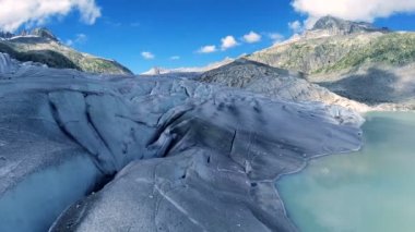 Buzul dağ panorama içinde tek başına duran adam